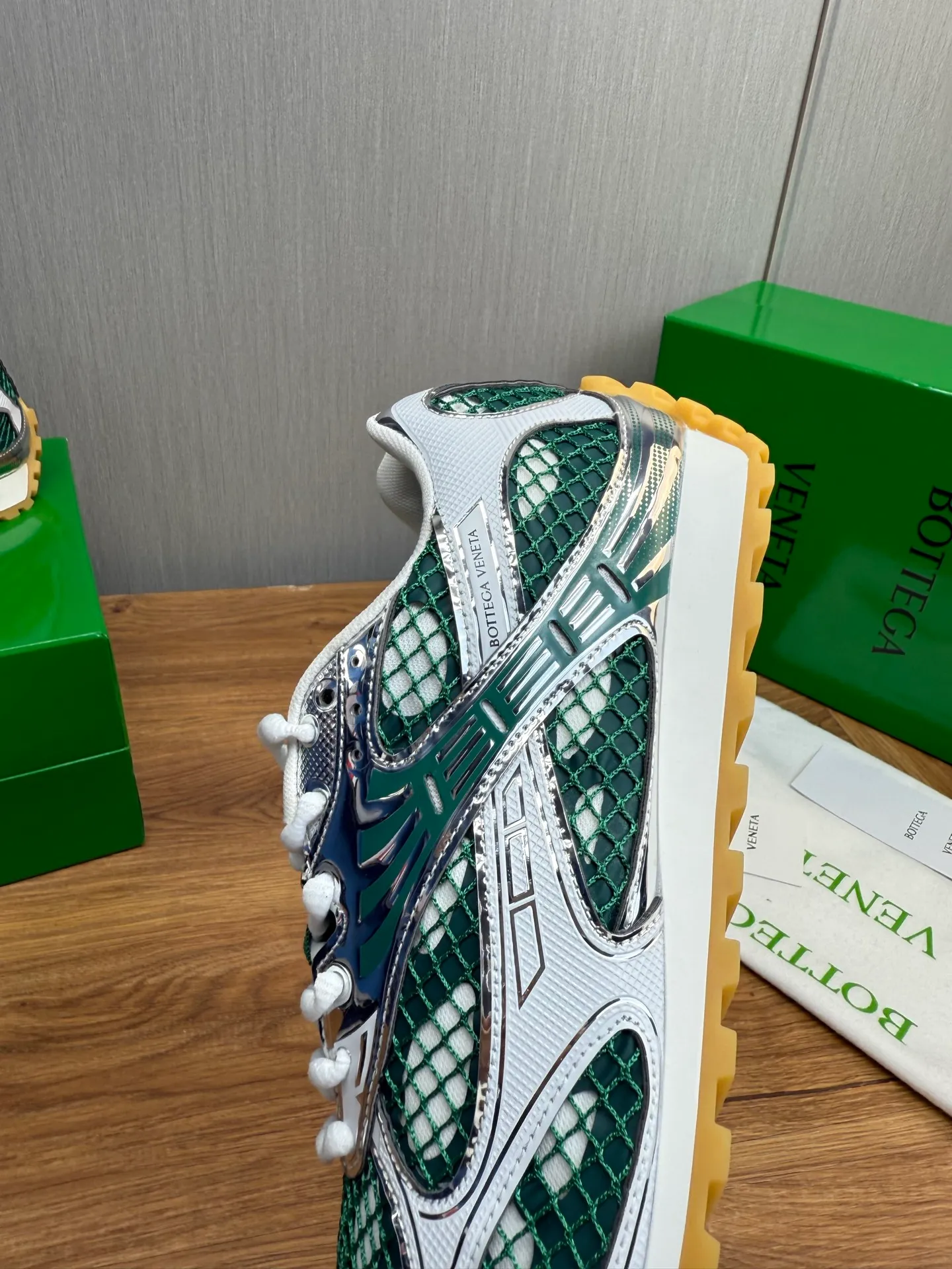 Men's men's shoes 💰620💰 BV top version 𝘽𝙊𝙏𝙏𝙀𝙂𝘼 𝙑𝙀𝙉𝙀𝙏𝘼 Orbit sneakers Wang Yibo same style couple style dad shoes 🩷💚 Runner sneakers, made of lightweight technical mesh fabric. Features a geometric patterned rubber outsole. Pay attention to the package craftsmanship ❕ High version shipping ❗️ Very nice, durable to play with and durable to make ✔️ Standard version 💯💯 The outsole is made of color-blocked TPU outsole. Women’s model 35-41 (40 41 customized) Men’s model 39-46 (45.46 customized) Equipped with original packaging